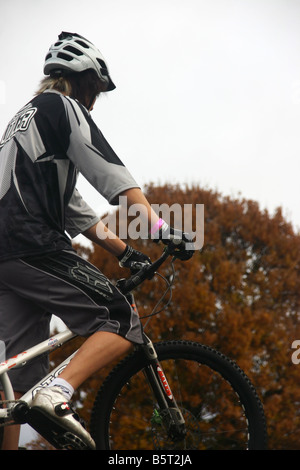 Prove pilota di bmx esegue trucchi al 09 dirt bike show Foto Stock