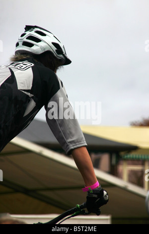 Prove pilota di bmx esegue trucchi al 09 dirt bike show Foto Stock