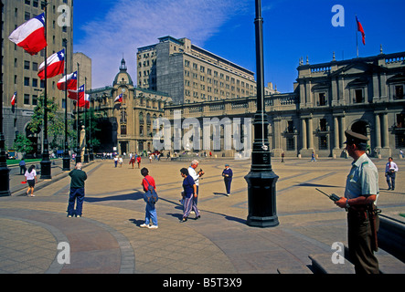 Cileni, popolo cileno, persone, turisti, visitatori, il palazzo presidenziale, il Palacio de la Moneda, la Piazza della Costituzione, Santiago del Cile, Sud America Foto Stock