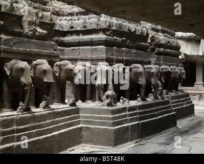 Tempio Kailasanatha scolpito dal monolito di basalto Grotte di Ellora India fregio di elefante Foto Stock