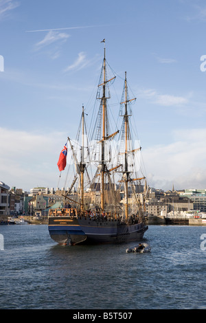 Il conte di Pembroke tre masted square rig Tall Ship, Plymouth, Devon, Regno Unito Foto Stock