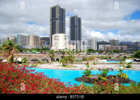 Centro città con Parque Maritimo Lido, Avenida de la Constitucion, Santa Cruz de Tenerife, Tenerife, Isole Canarie, Spagna Foto Stock