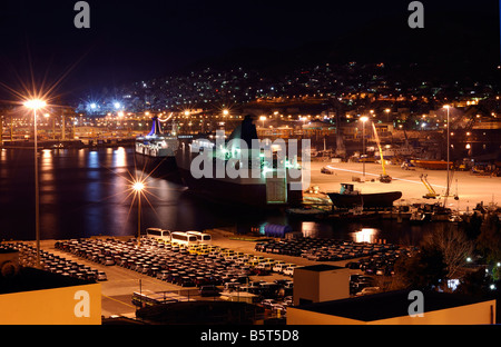 Il porto del Pireo di notte Foto Stock