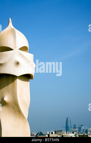 Camini di Casa Mila Barcellona, l'esterno di questo iconico edificio progettato da Antoni Gaudi Foto Stock