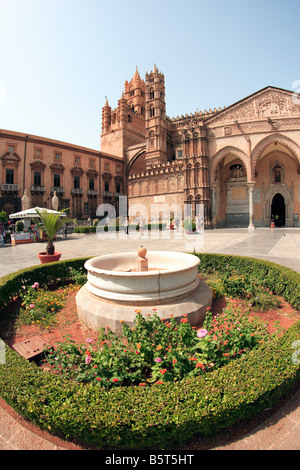 La Cattedrale di Palermo e Piazza della Cattedrale, Palermo, Sicilia Foto Stock