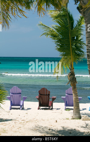 Sedie da spiaggia che si affaccia sul Mare dei Caraibi Foto Stock