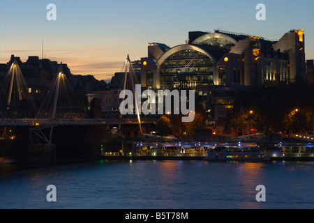 Vista serale di Londra la stazione di Charing Cross e il Hungerford (giubileo) Ponti Foto Stock