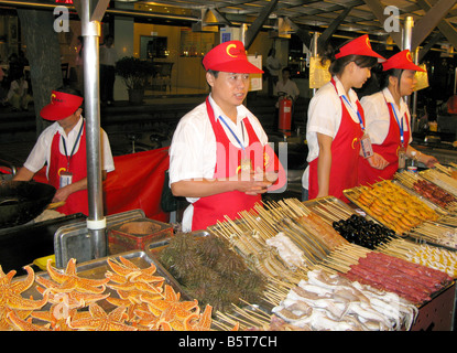 Lavoratori su la Donghuamen Night food Street Market a Beijing in Cina Foto Stock