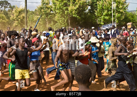 Gli abitanti di un villaggio nel nord del Togo rush per l'annuale Festival Evala Foto Stock