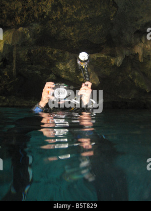 Subacqueo con telecamera subacquea in cenote messico Foto Stock