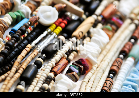 Il legno e il cordone di conchiglie collane close up Foto Stock