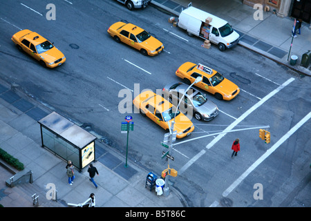 Giallo taxi a in attesa ad un semaforo, New York, Stati Uniti d'America Foto Stock