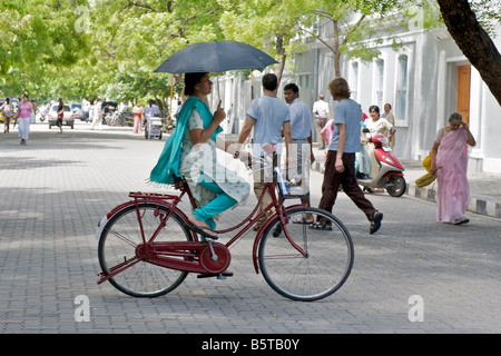 Scena di strada nel quartiere francese nei pressi di Sri Aurobindo Ashram di Pondicherry India. Foto Stock