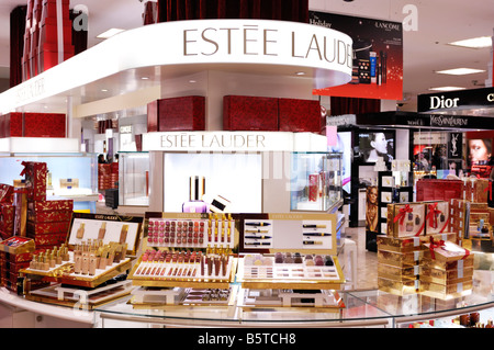 Estee Lauder Cosmetics display in un centro commerciale per lo shopping Foto Stock