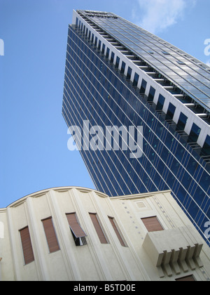 Nuovo lusso business building si trova in netto contrasto con un vecchio edificio ricostruito nel centro di Tel Aviv, Israele Foto Stock