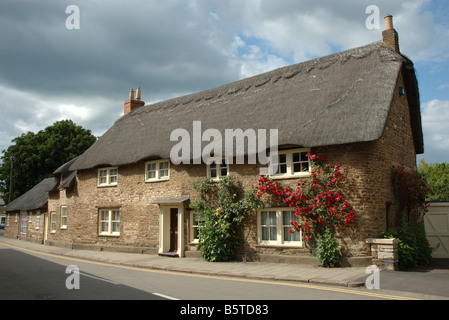 Tradizionale cottage con il tetto di paglia, Oakham, Rutland, England, Regno Unito Foto Stock