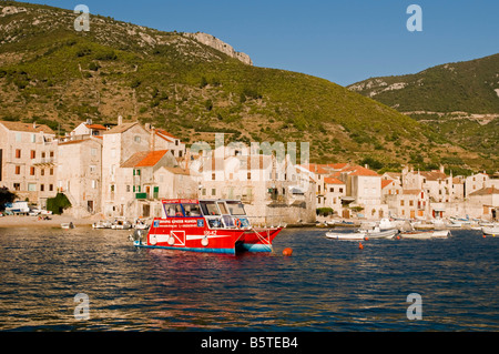 Storica città di Komiza, Isola di Vis Croazia Foto Stock