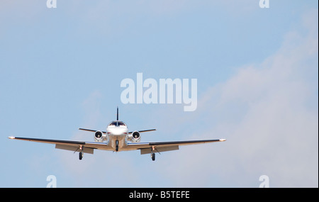 Imprese private jet atterraggio in un aeroporto (vista frontale) Foto Stock