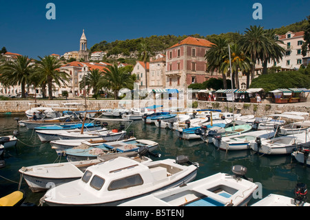 Barche nel porto vecchio di Hvar Città Vecchia, Croazia. Foto Stock