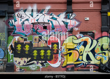 Struttura completamente coperto di graffiti Sclater Street London Foto Stock