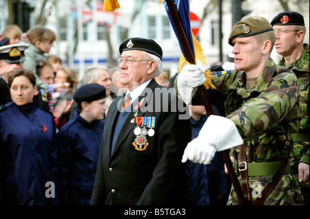 Veterani e soldati parade all'atto di servizio ricordo a Brighton Regno Unito Foto Stock