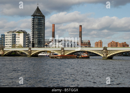 Battersea raggiungere Ponte ferroviario con il Porto di Chelsea nella distanza Londra Inghilterra Foto Stock