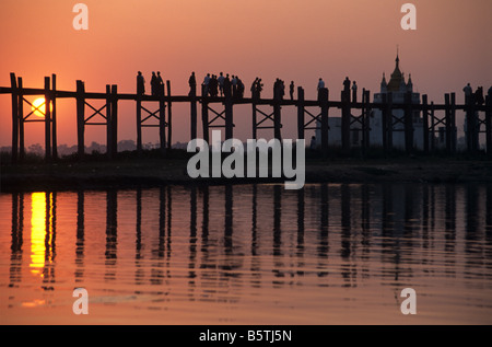 Tramonto su U Bein's Bridge, la più lunga del mondo ponte in teak e il Lago Taungthaman ad Amarapura, vicino a Mandalay, Birmania o Myanmar Foto Stock