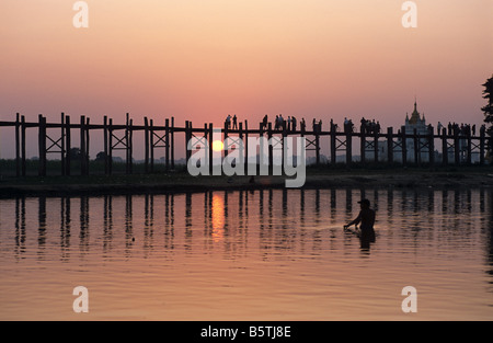 Tramonto su U Bein's Bridge, la più lunga del mondo ponte in teak e il Lago Taungthaman ad Amarapura, vicino a Mandalay, Birmania o Myanmar Foto Stock