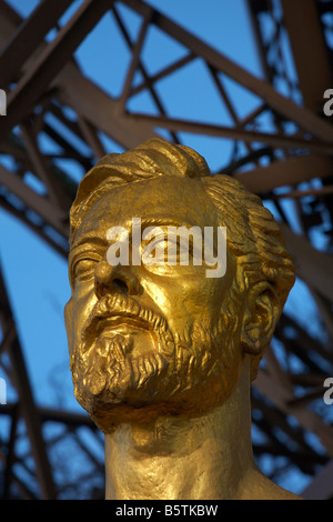 Busto di Gustave Eiffel sotto la Torre Eiffel Parigi Francia Foto Stock