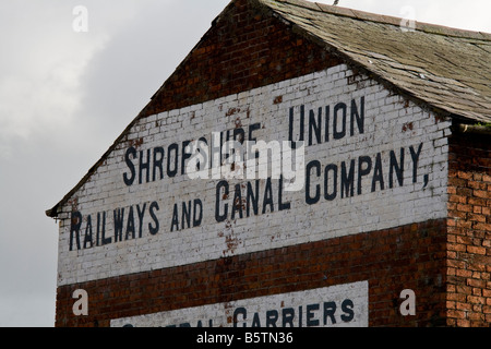 Shropshire Unione ferrovie e Canal Company Registrazione sul lato di un magazzino abbandonato sulle rive del Shropshire Union Canal Foto Stock