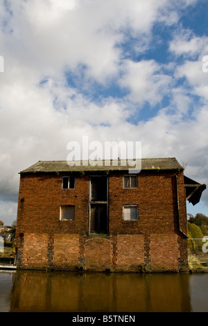 Magazzino abbandonato sul Shropshire Union Canal a Ellesmere, Shropshire, Inghilterra Foto Stock