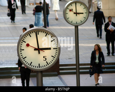 Konstantin Grcic progettato orologio nella parte anteriore del One Canada Square Canary Wharf Docklands Londra REGNO UNITO Foto Stock