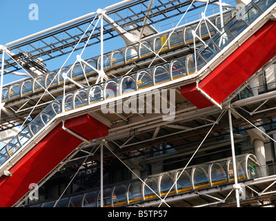 Postmoderno Centre Georges Pompidou ospita la Bibliothèque publique d'informazioni e il Musée National d'Art Moderne. Foto Stock