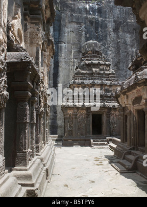 Tempio Kailasanatha scolpito dal monolito di basalto Grotte di Ellora India Pavilion Foto Stock