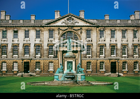 Edificio di Gibbs e Enrico VI di statua e fontana, King's College, Università di Cambridge, Inghilterra, Regno Unito Foto Stock