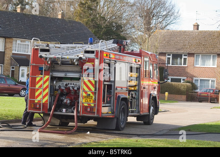 Surrey fuoco e il servizio di soccorso Fire carrello motore con tubi flessibili fissati uk vigili del fuoco carrello Gara Foto Stock