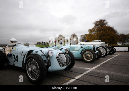 Vintage auto sportive in attesa sulla griglia di partenza al VSCC Autunno Sprint Goodwood Sussex Foto Stock