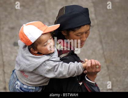 Bambino portato sul retro. Lhasa, in Tibet Foto Stock