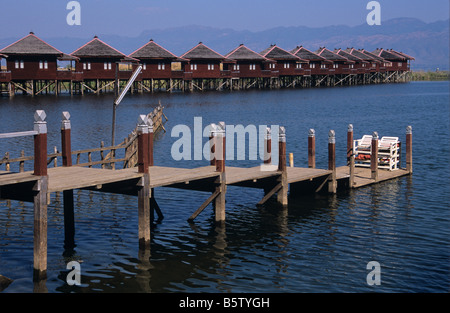 Stilt Bungalows, logge e pontile Hupin Hotel, Kaung Daing Village Resort, Lago Inle, Birmania o Myanmar Foto Stock