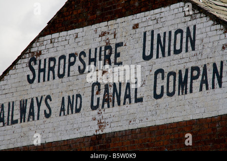 Shropshire Unione ferrovie e Canal Company Registrazione sul lato del capannone abbandonato a Ellesmere, Shropshire, Inghilterra Foto Stock