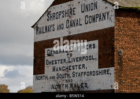 Cartello Shropshire Union Railways and Canal Company sul lato del deposito abbandonato sullo Shropshire Union Canal, a Ellesmere, Foto Stock