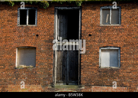 Magazzino abbandonato sul Shropshire Union Canal a Ellesmere, Shropshire, Inghilterra Foto Stock