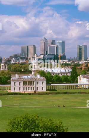 Vista dal Royal Observatory, guardando attraverso il parco di Greenwich verso Canary Wharf, London, England, Regno Unito Foto Stock