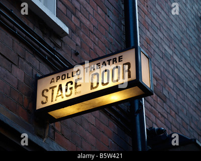 La fase di segno della porta dell'Apollo Theatre Shaftesbury Avenue London Inghilterra England Foto Stock
