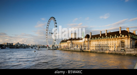 UK London Eye e il London County Hall viste sul Tamigi Foto Stock