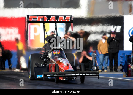Cory Mac del 'Fram' dragster tiene fuori dalla linea di partenza in NHRA azione. Foto Stock