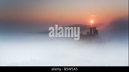 Corfe Castle avvolta in early morning mist Purbeck Dorset South West England Regno Unito Castle Foto Stock