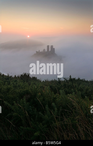 Corfe Castle avvolta in early morning mist Purbeck Dorset South West England Regno Unito Castle Foto Stock