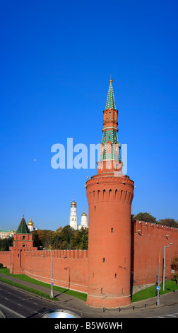 Mattone rosso torre e la parete del Cremlino di Mosca, Città Architettura, vista dall'argine del fiume Moskva, Mosca, Russia Foto Stock