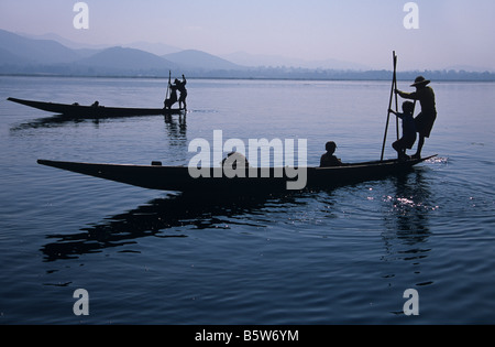 Gamba Intha Canottaggio i pescatori e le loro barche sul Lago Inle, Birmania o Myanmar Foto Stock